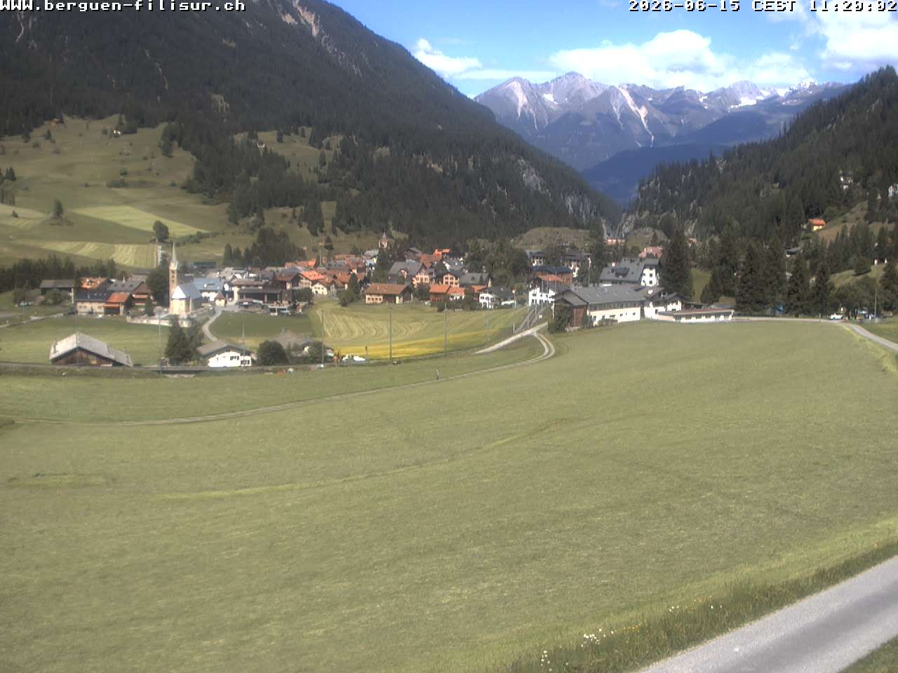 Bergün: Blick auf das Dorf und die Albulalinie
