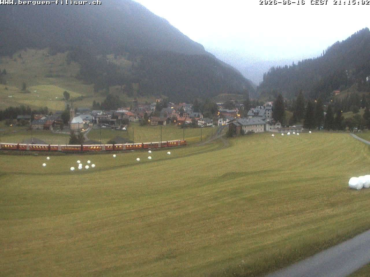 Bergün: Blick auf das Dorf und die Albulalinie