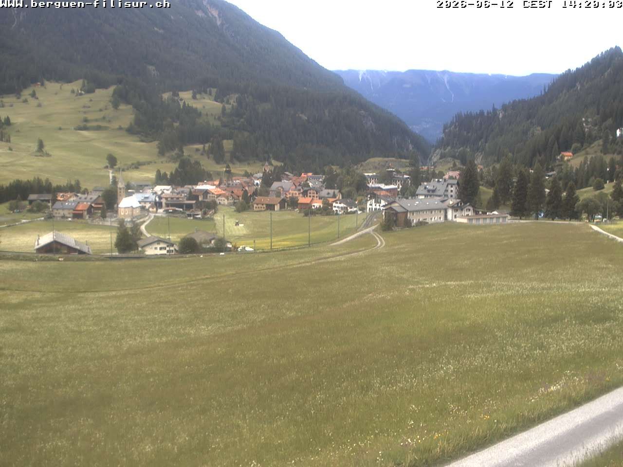 Bergün: Blick auf das Dorf und die Albulalinie
