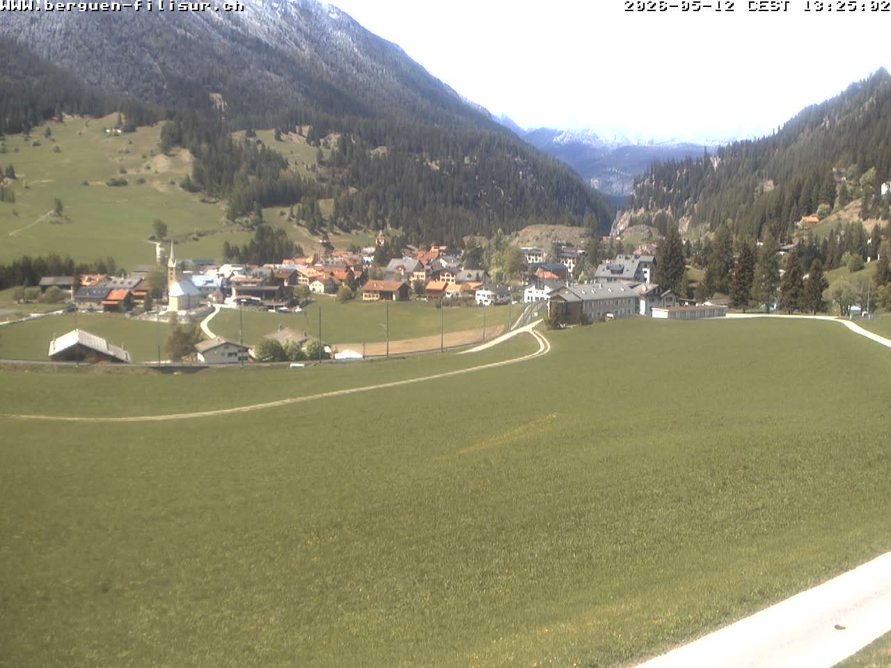 Bergün: Blick auf das Dorf und die Albulalinie