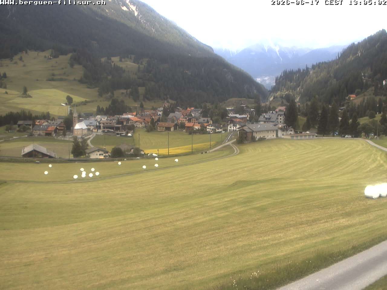 Bergün: Blick auf das Dorf und die Albulalinie