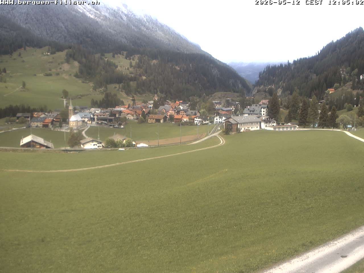 Bergün: Blick auf das Dorf und die Albulalinie