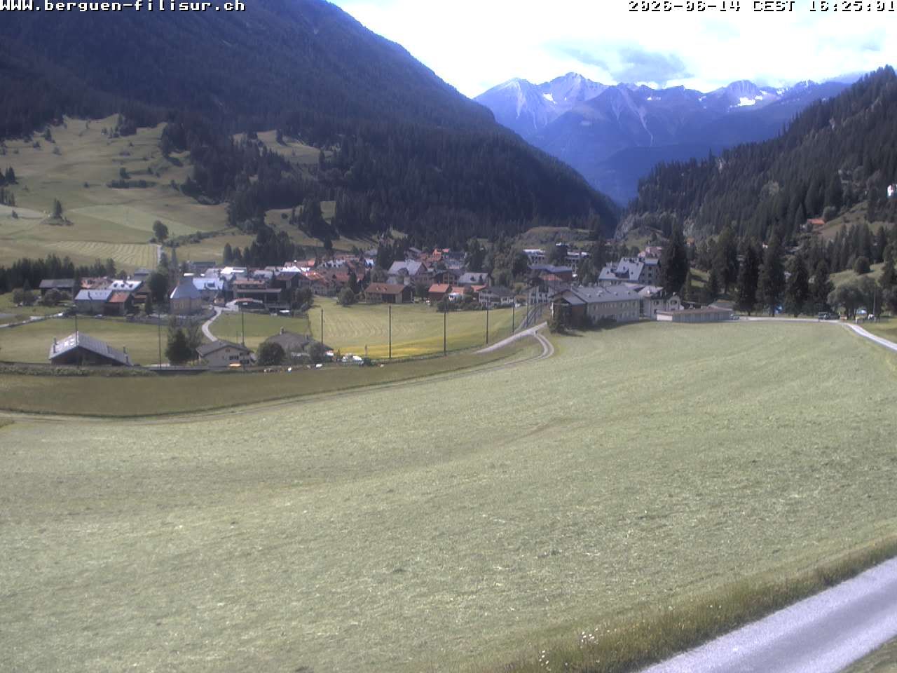 Bergün: Blick auf das Dorf und die Albulalinie