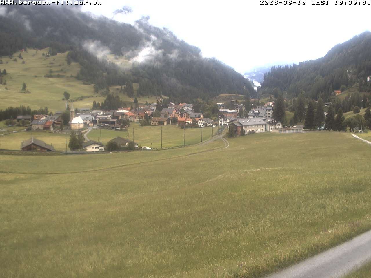 Bergün: Blick auf das Dorf und die Albulalinie