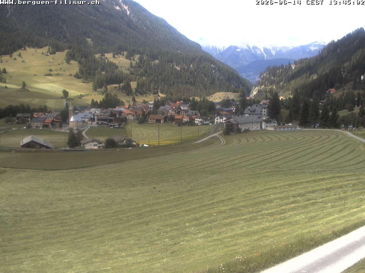 Bergün: Blick auf das Dorf und die Albulalinie