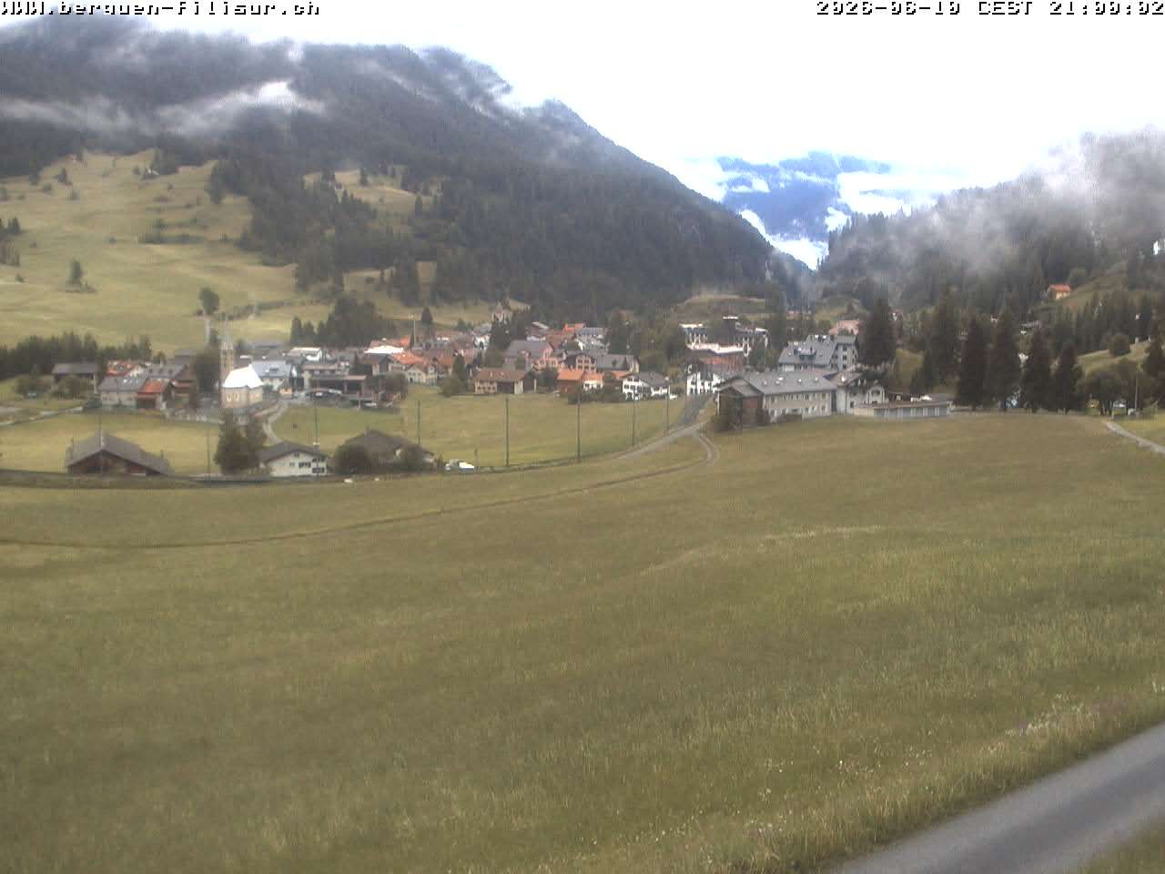 Bergün: Blick auf das Dorf und die Albulalinie