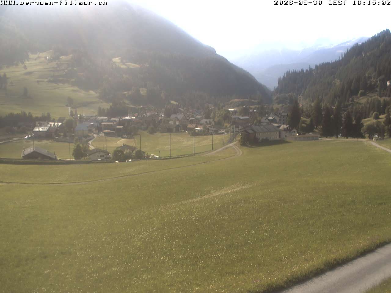 Bergün: Blick auf das Dorf und die Albulalinie