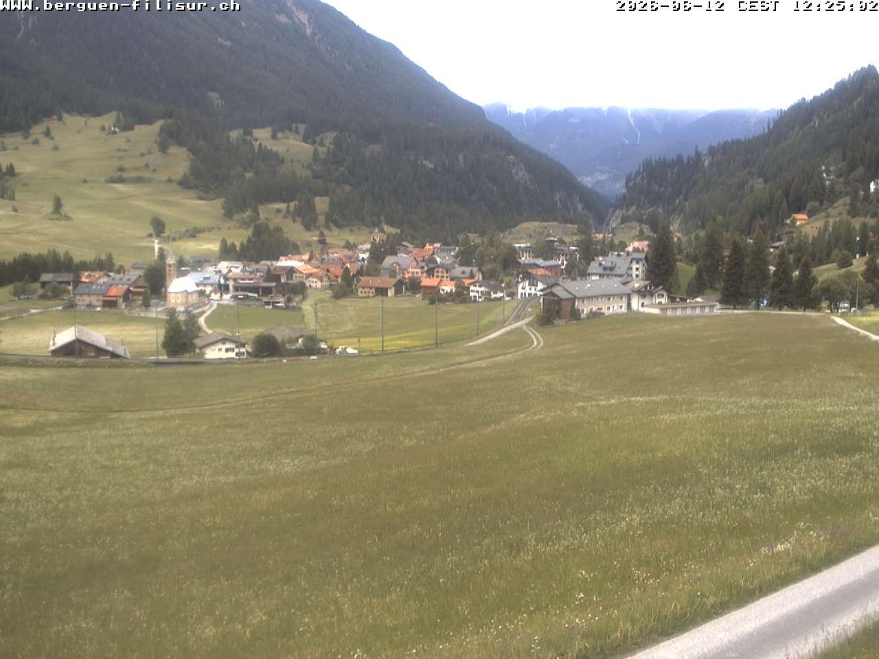 Bergün: Blick auf das Dorf und die Albulalinie