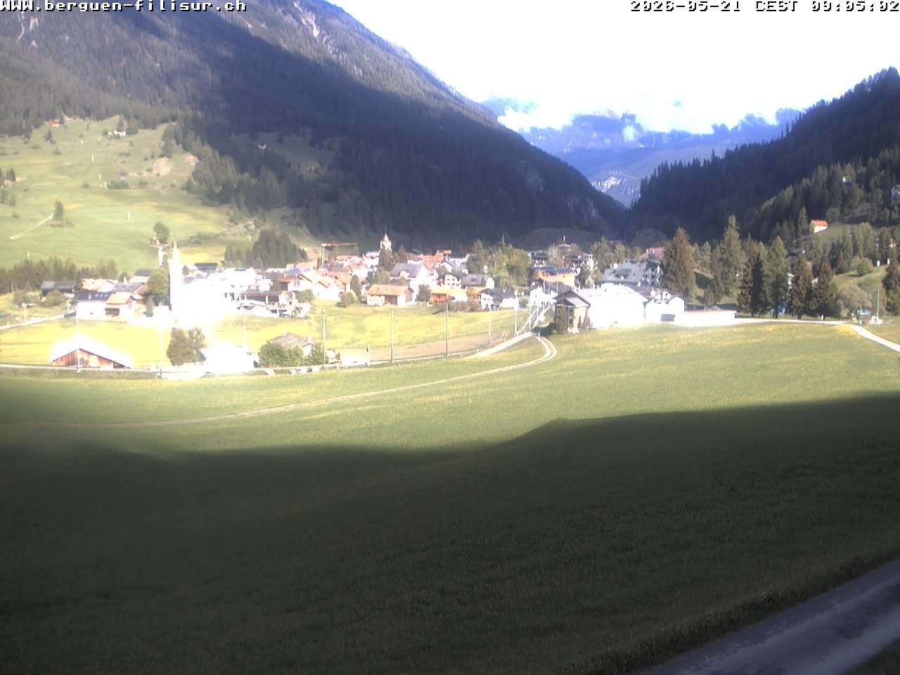 Bergün: Blick auf das Dorf und die Albulalinie