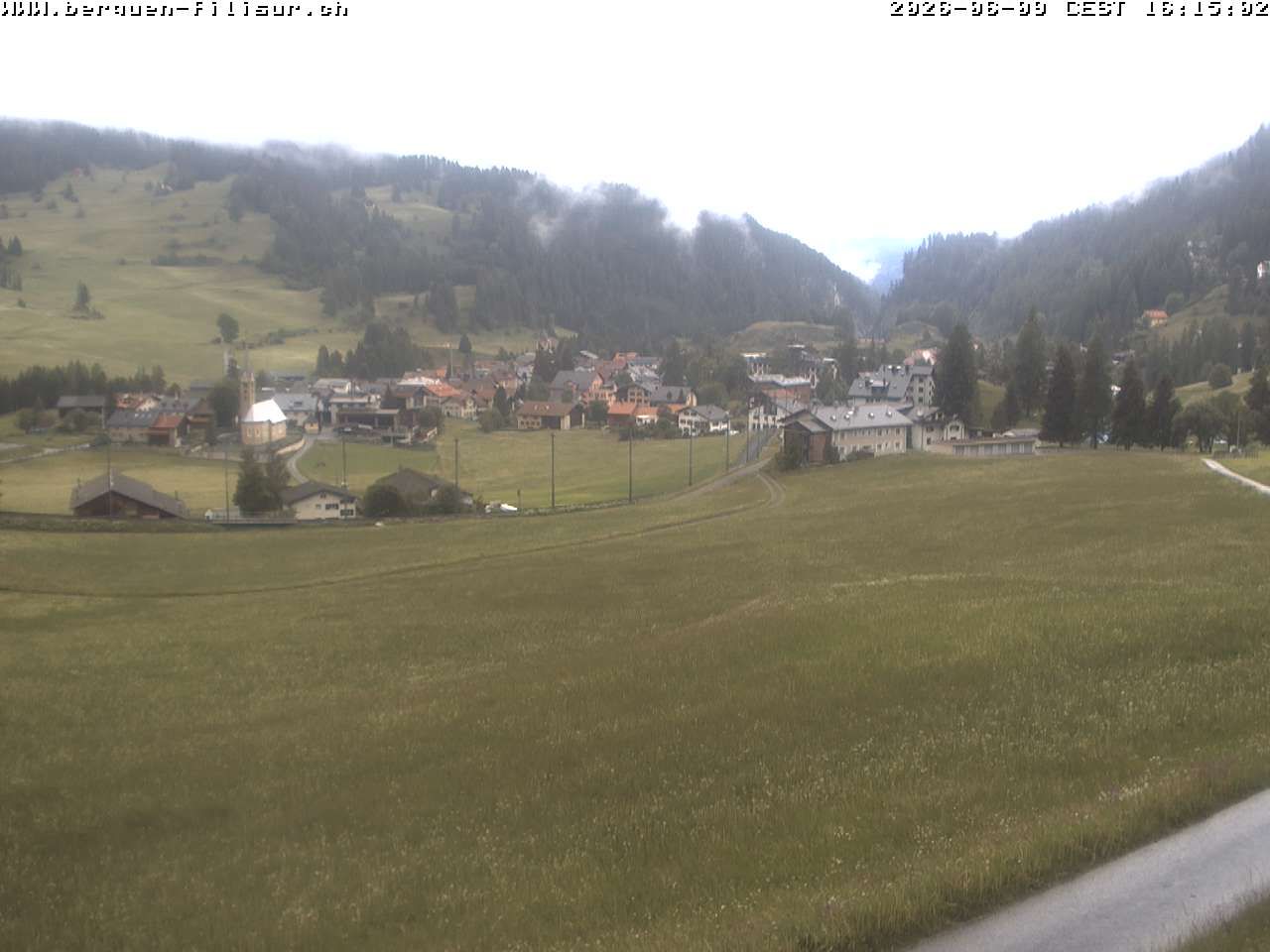 Bergün: Blick auf das Dorf und die Albulalinie