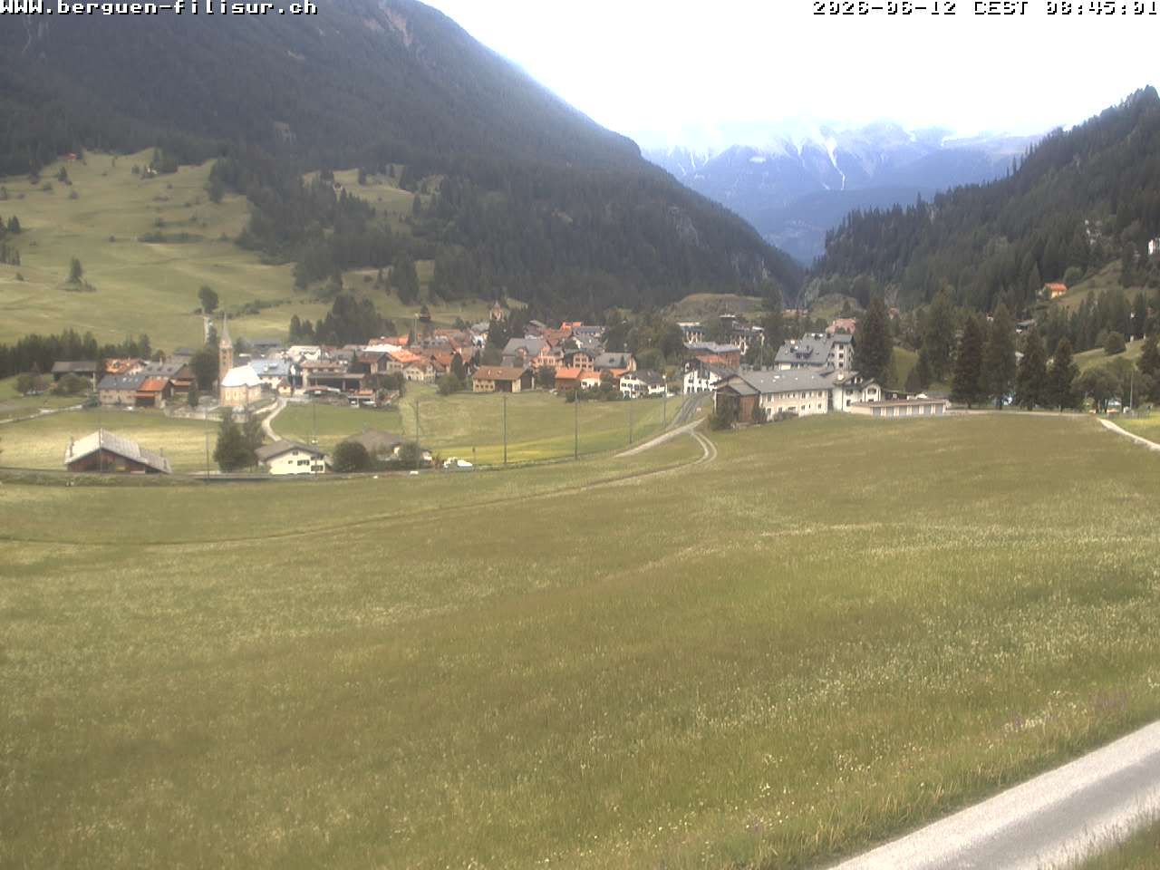 Bergün: Blick auf das Dorf und die Albulalinie