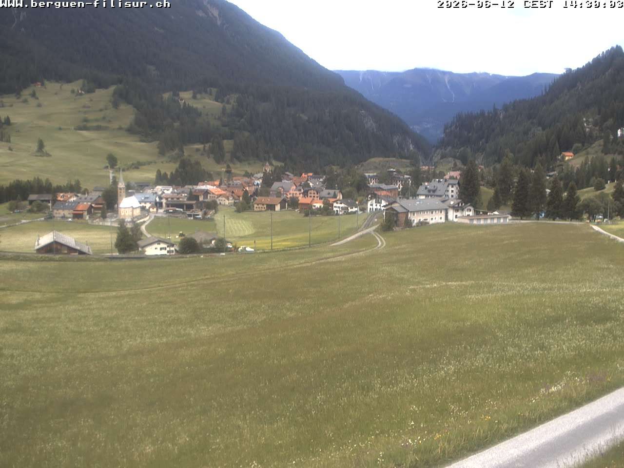 Bergün: Blick auf das Dorf und die Albulalinie