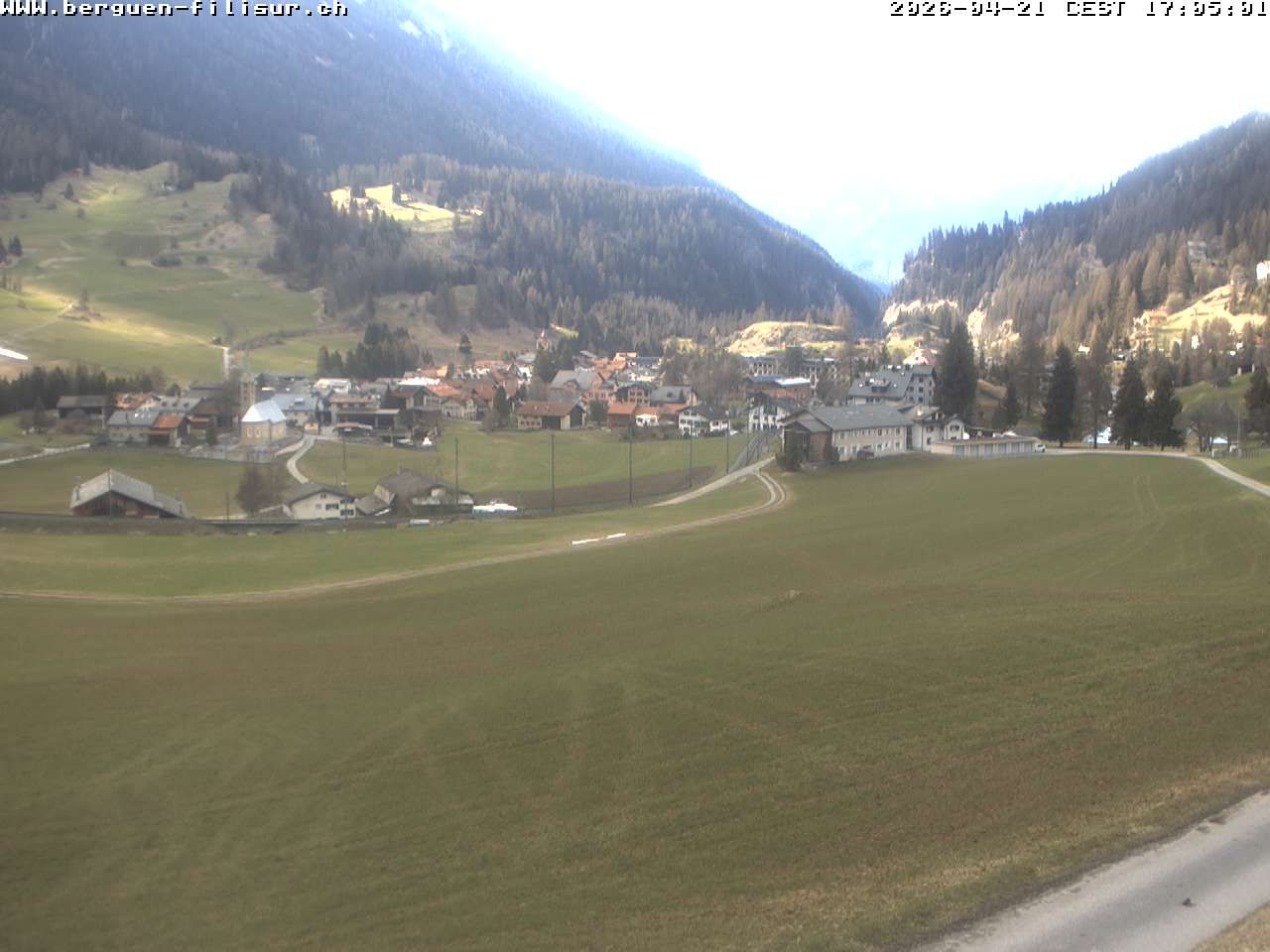 Bergün: Blick auf das Dorf und die Albulalinie