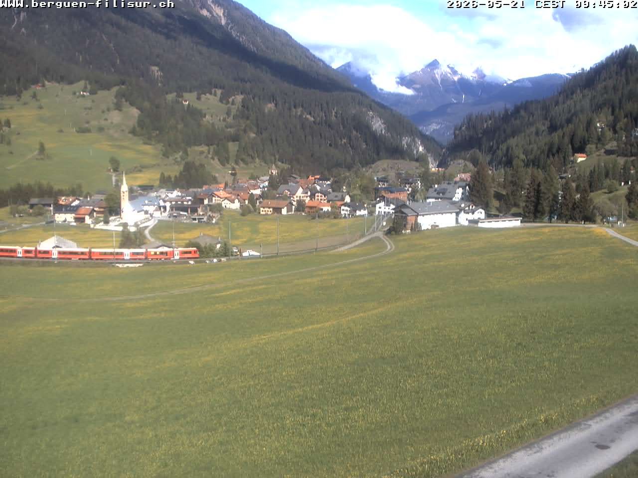 Bergün: Blick auf das Dorf und die Albulalinie