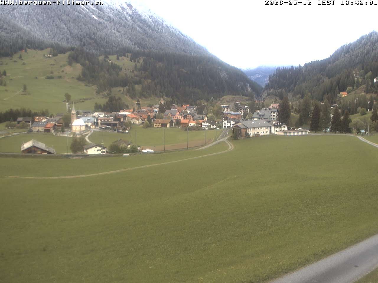 Bergün: Blick auf das Dorf und die Albulalinie