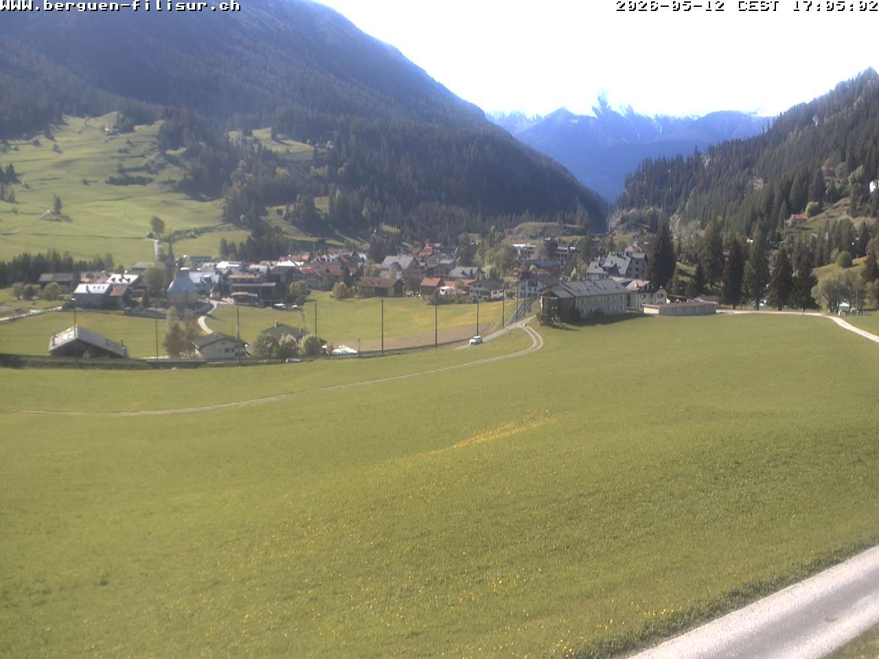 Bergün: Blick auf das Dorf und die Albulalinie