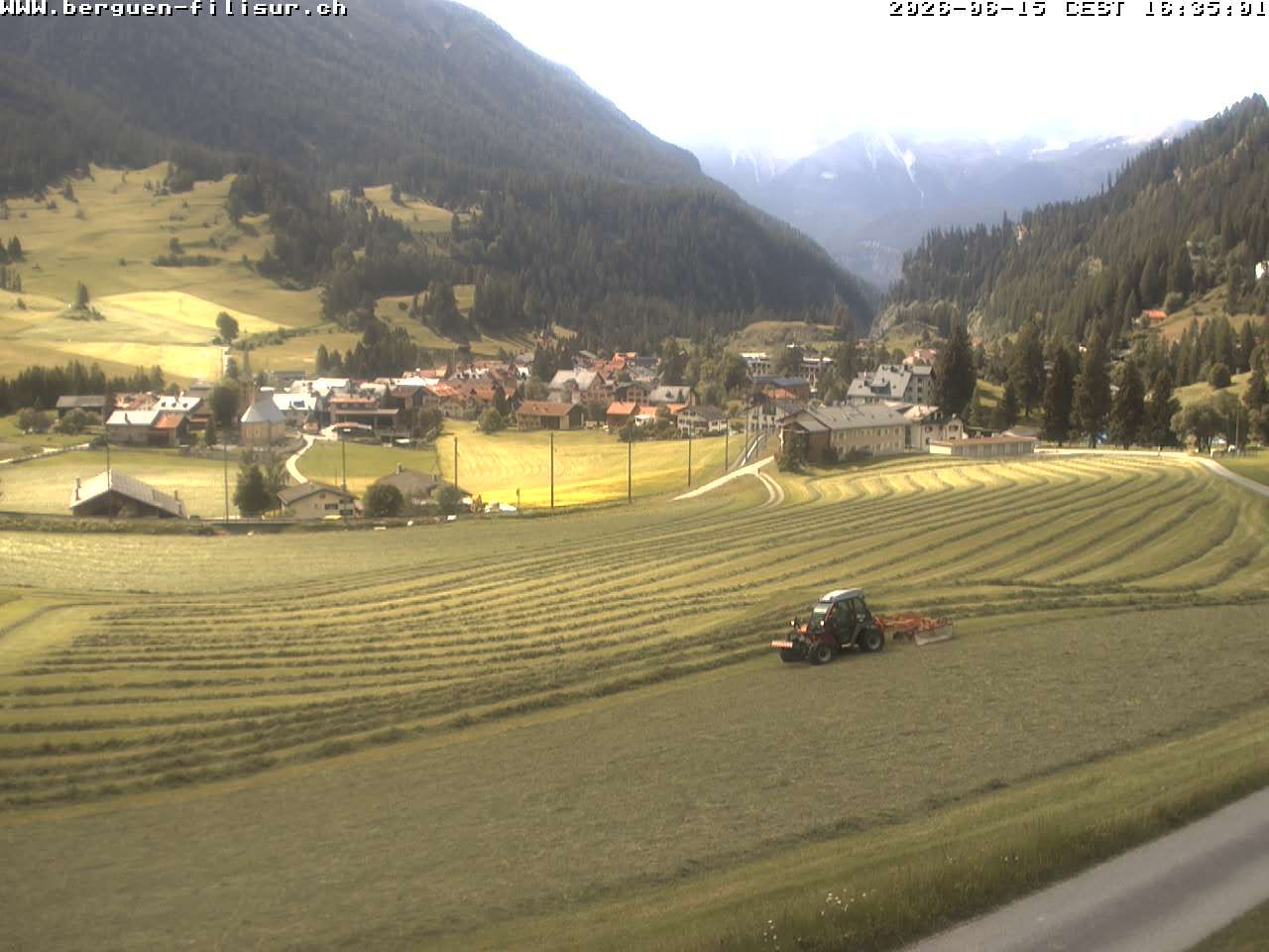 Bergün: Blick auf das Dorf und die Albulalinie