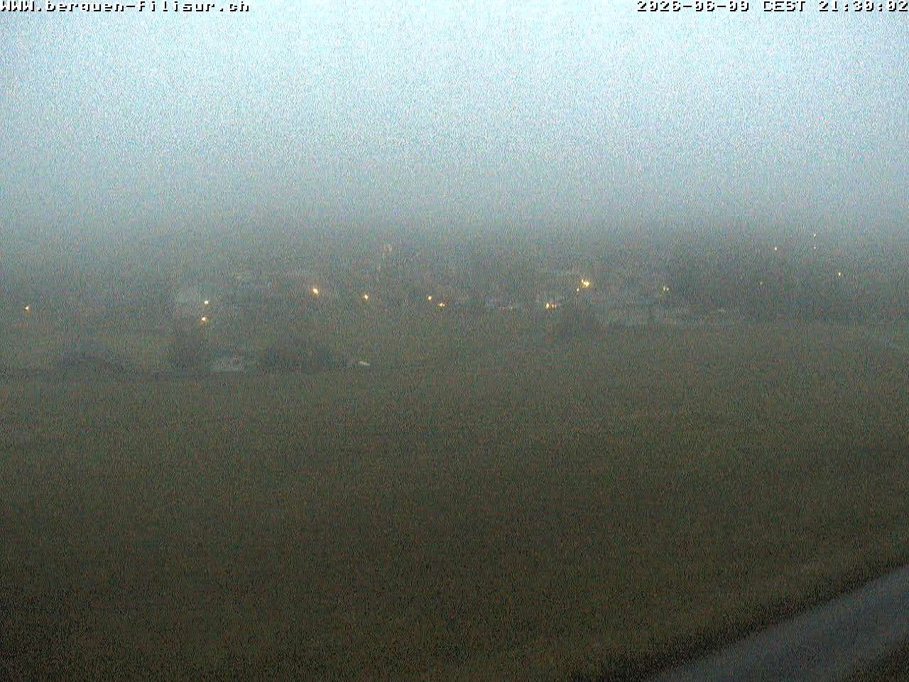 Bergün: Blick auf das Dorf und die Albulalinie