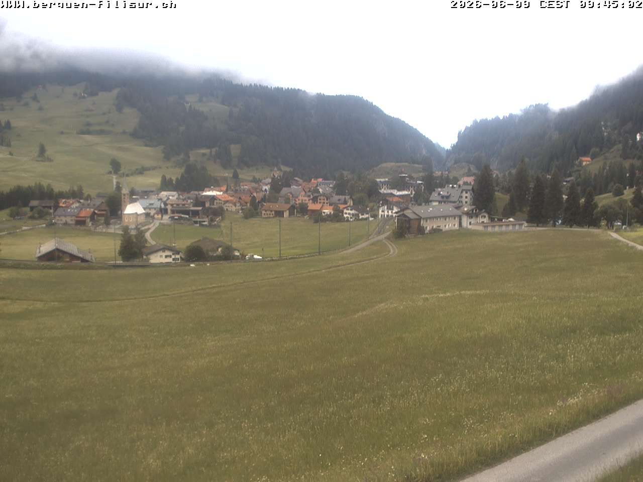 Bergün: Blick auf das Dorf und die Albulalinie