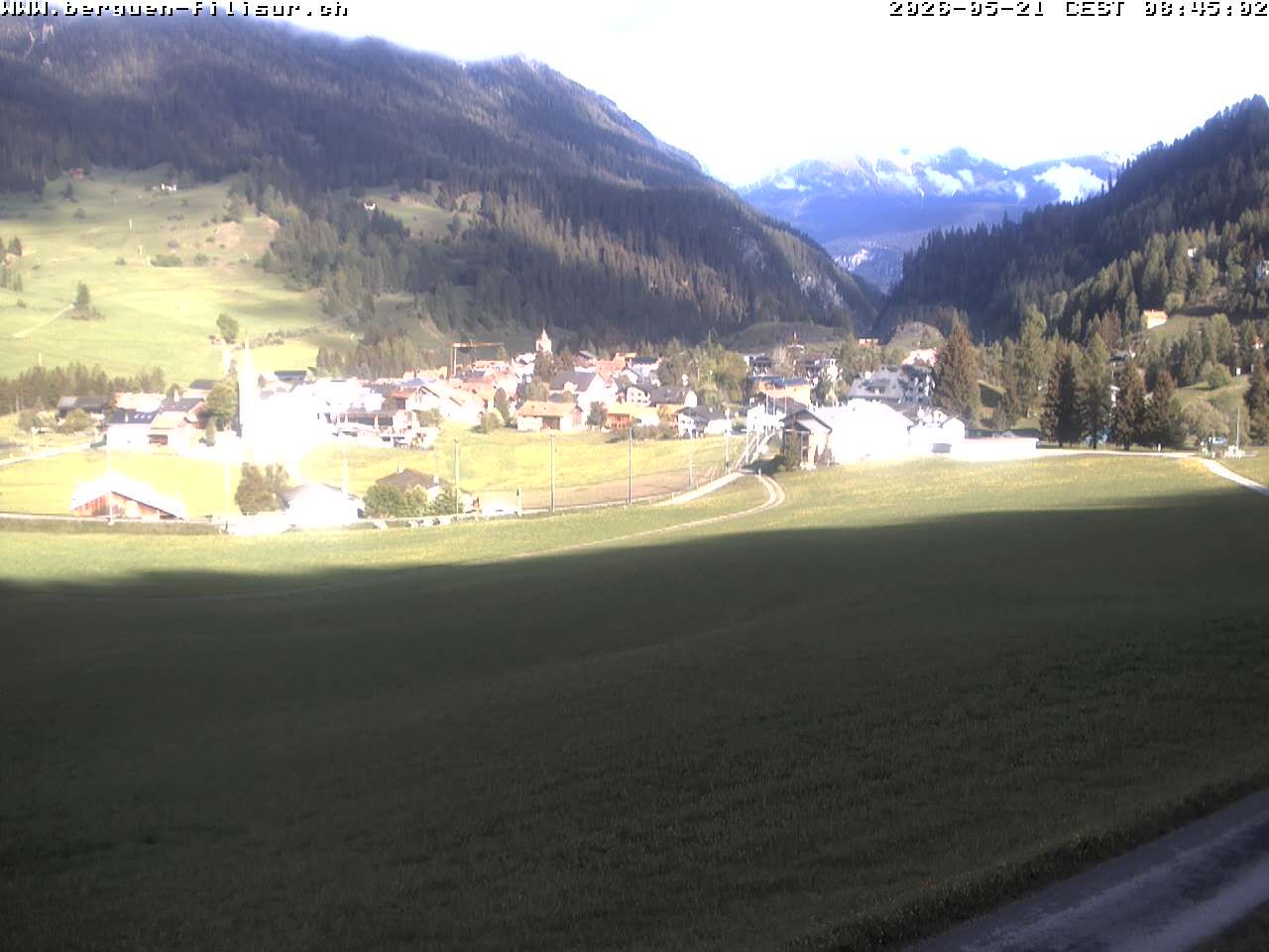 Bergün: Blick auf das Dorf und die Albulalinie