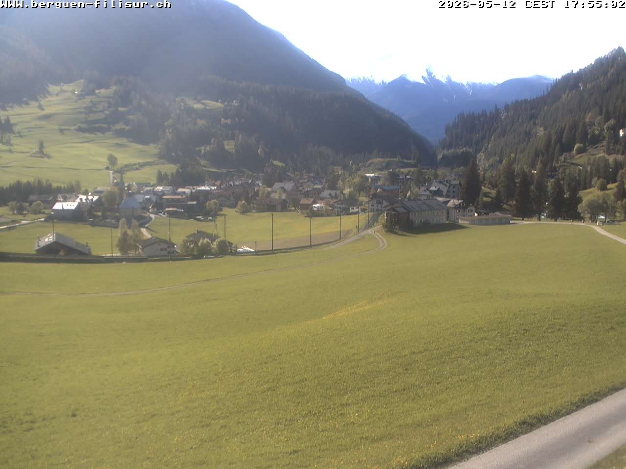 Bergün: Blick auf das Dorf und die Albulalinie