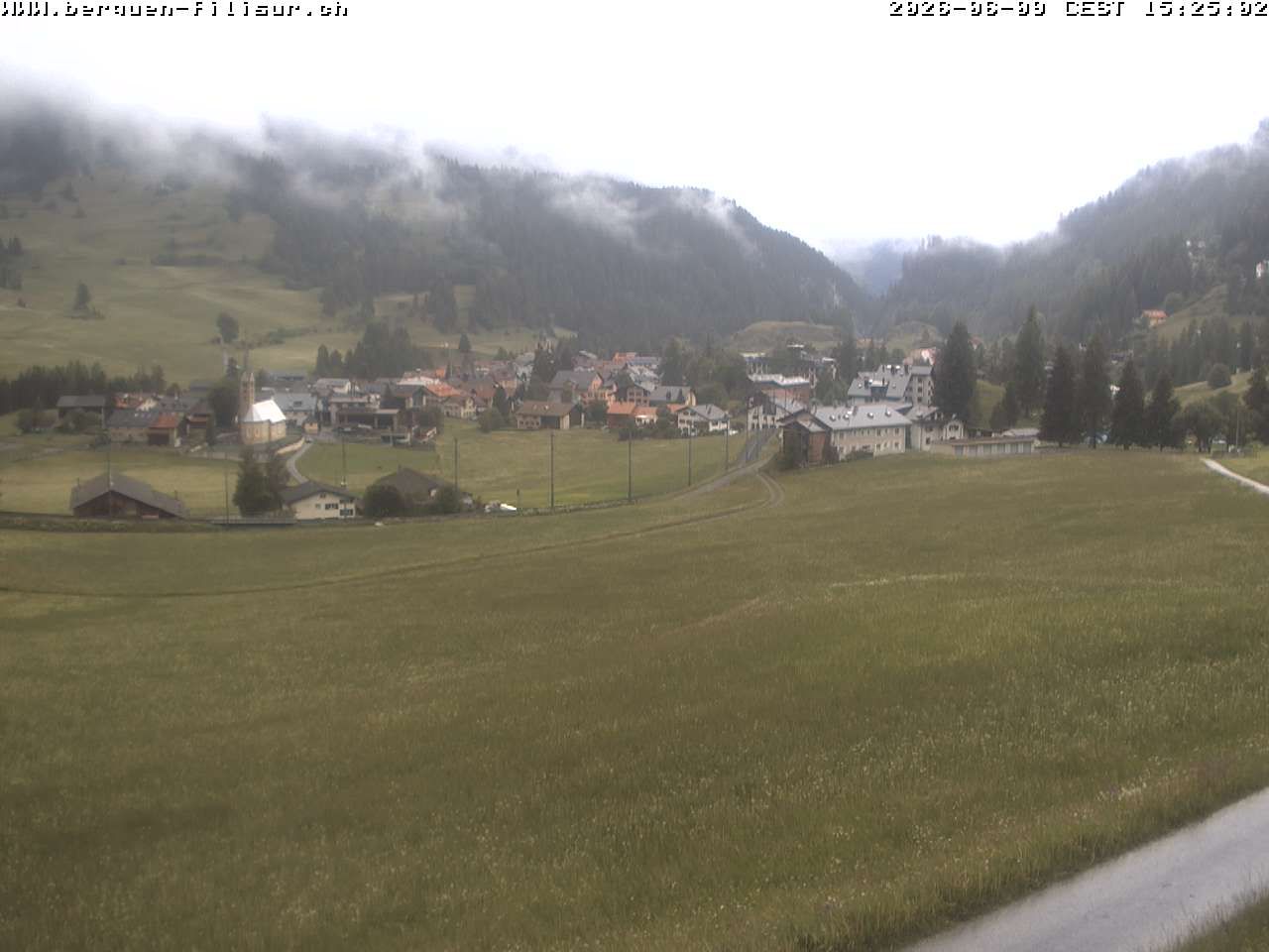 Bergün: Blick auf das Dorf und die Albulalinie