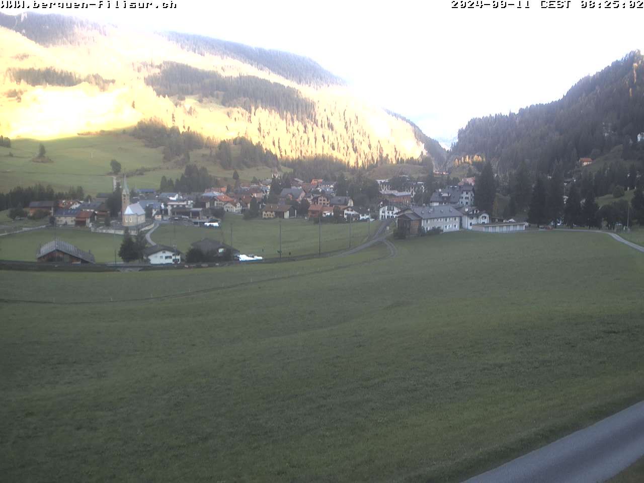 Bergün: Blick auf das Dorf und die Albulalinie