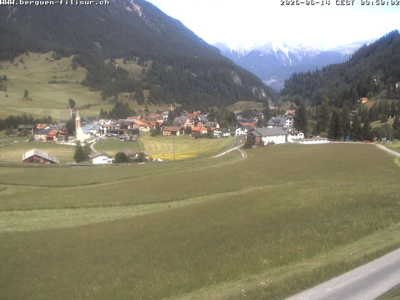 Bergün: Blick auf das Dorf und die Albulalinie