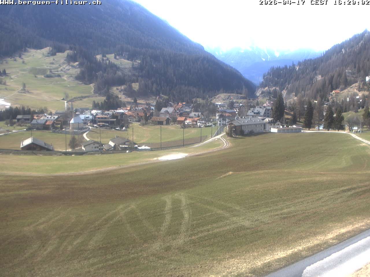 Bergün: Blick auf das Dorf und die Albulalinie