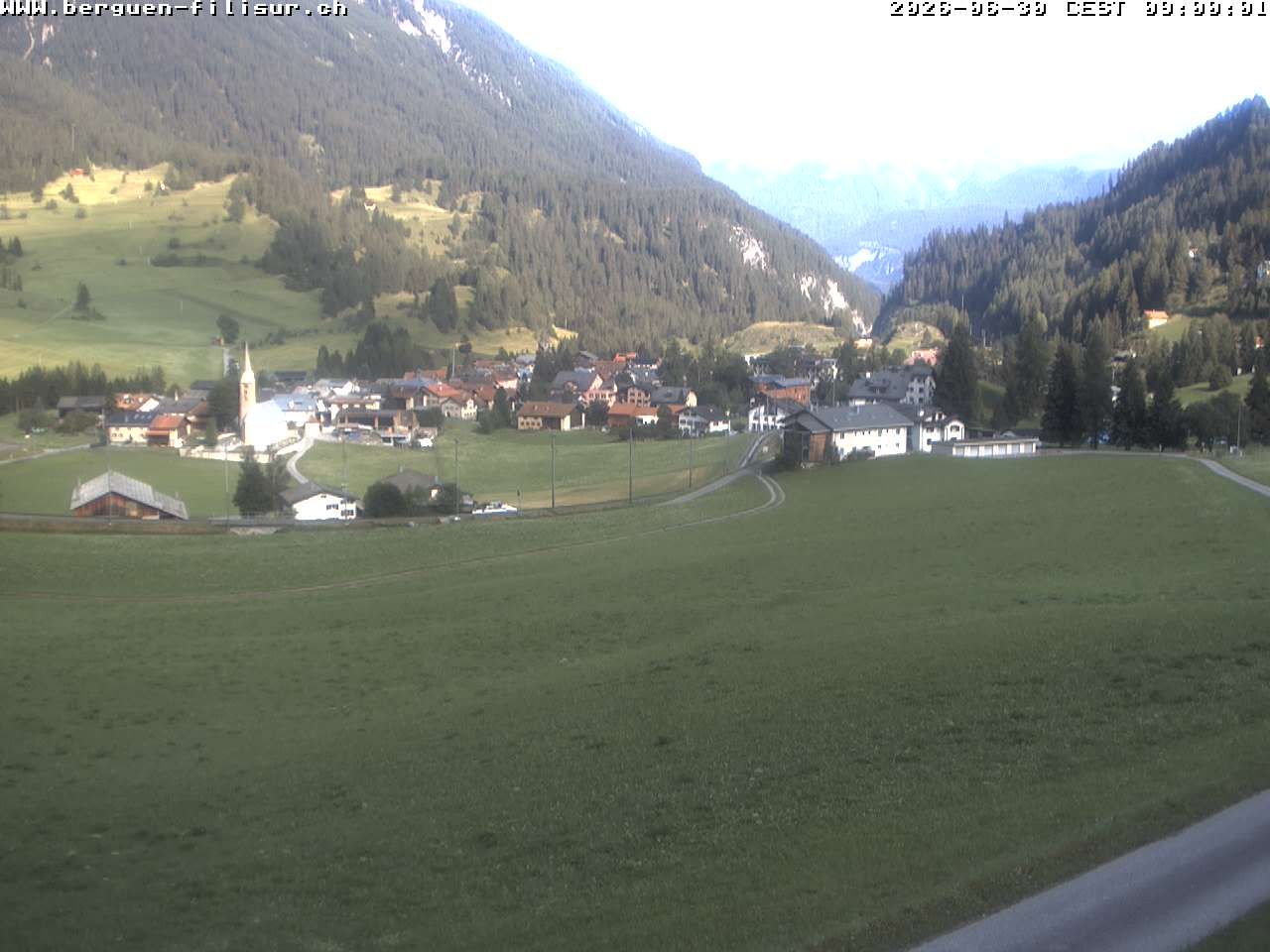 Bergün: Blick auf das Dorf und die Albulalinie