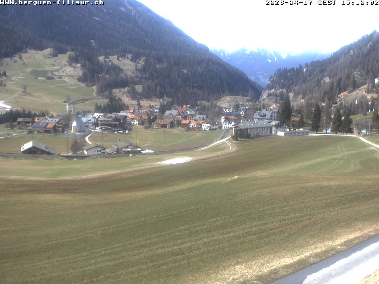 Bergün: Blick auf das Dorf und die Albulalinie