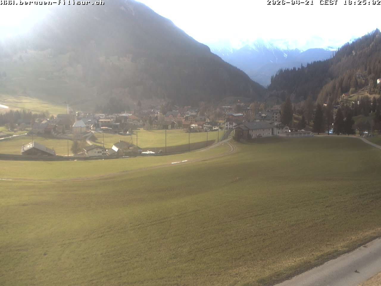 Bergün: Blick auf das Dorf und die Albulalinie