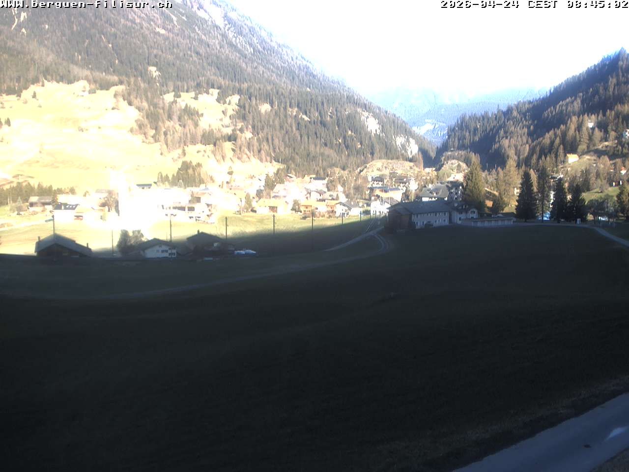 Bergün: Blick auf das Dorf und die Albulalinie
