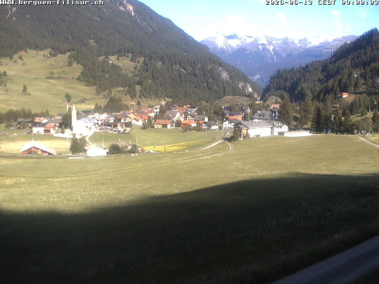 Bergün: Blick auf das Dorf und die Albulalinie