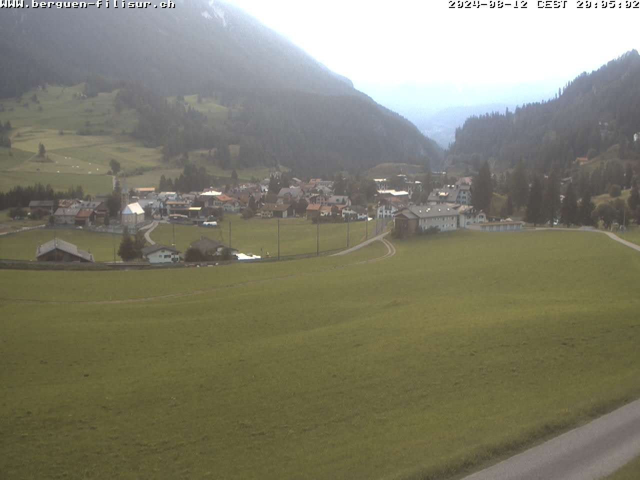 Bergün: Blick auf das Dorf und die Albulalinie