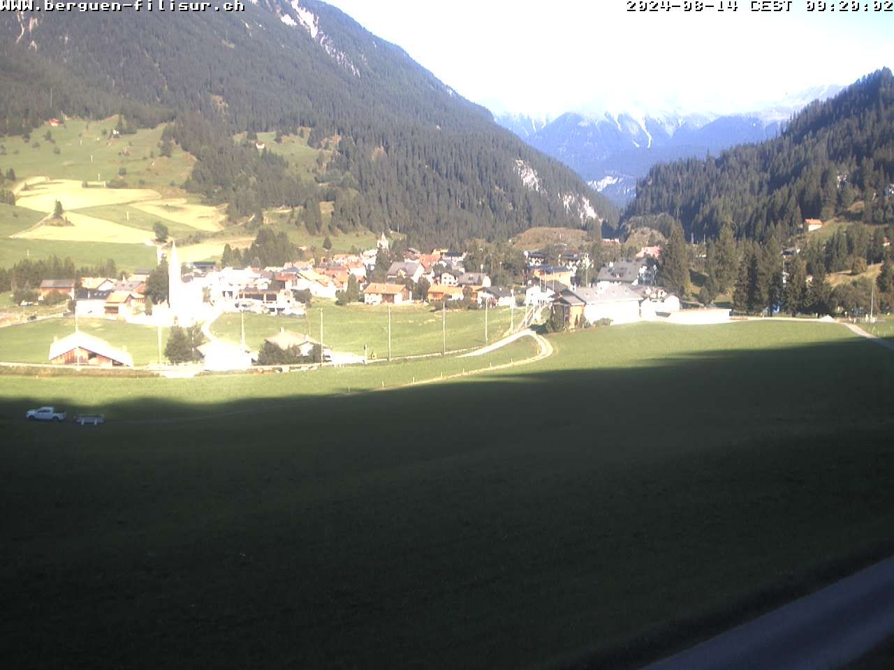 Bergün: Blick auf das Dorf und die Albulalinie