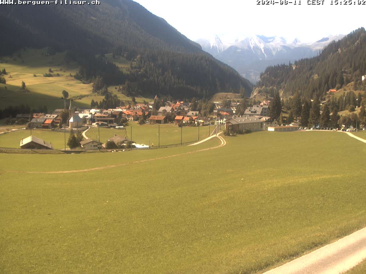 Bergün: Blick auf das Dorf und die Albulalinie