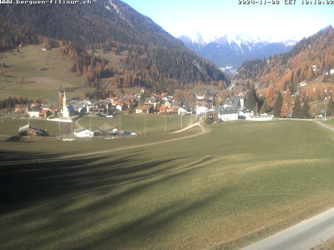 Bergün: Blick auf das Dorf und die Albulalinie