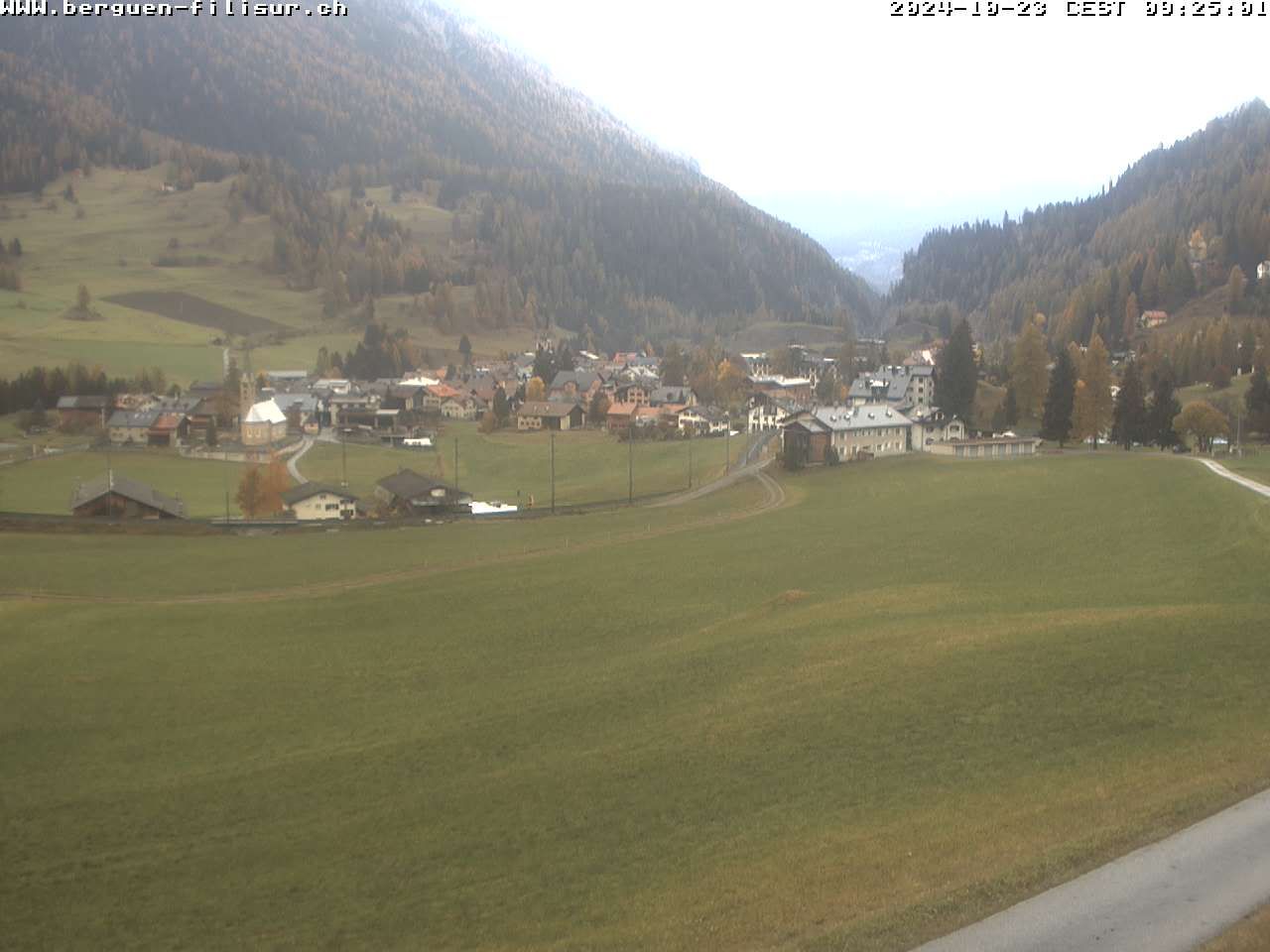 Bergün: Blick auf das Dorf und die Albulalinie