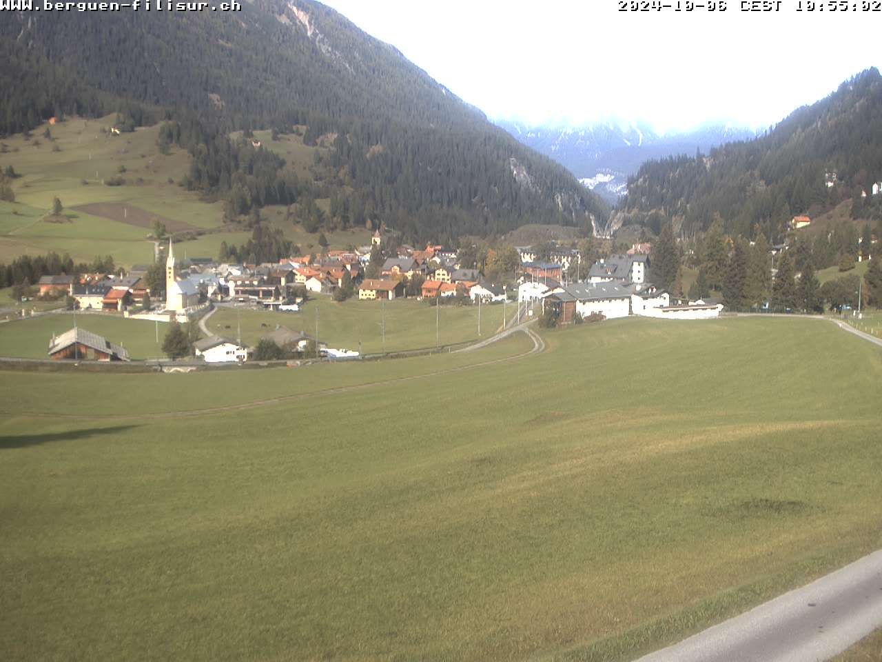 Bergün: Blick auf das Dorf und die Albulalinie