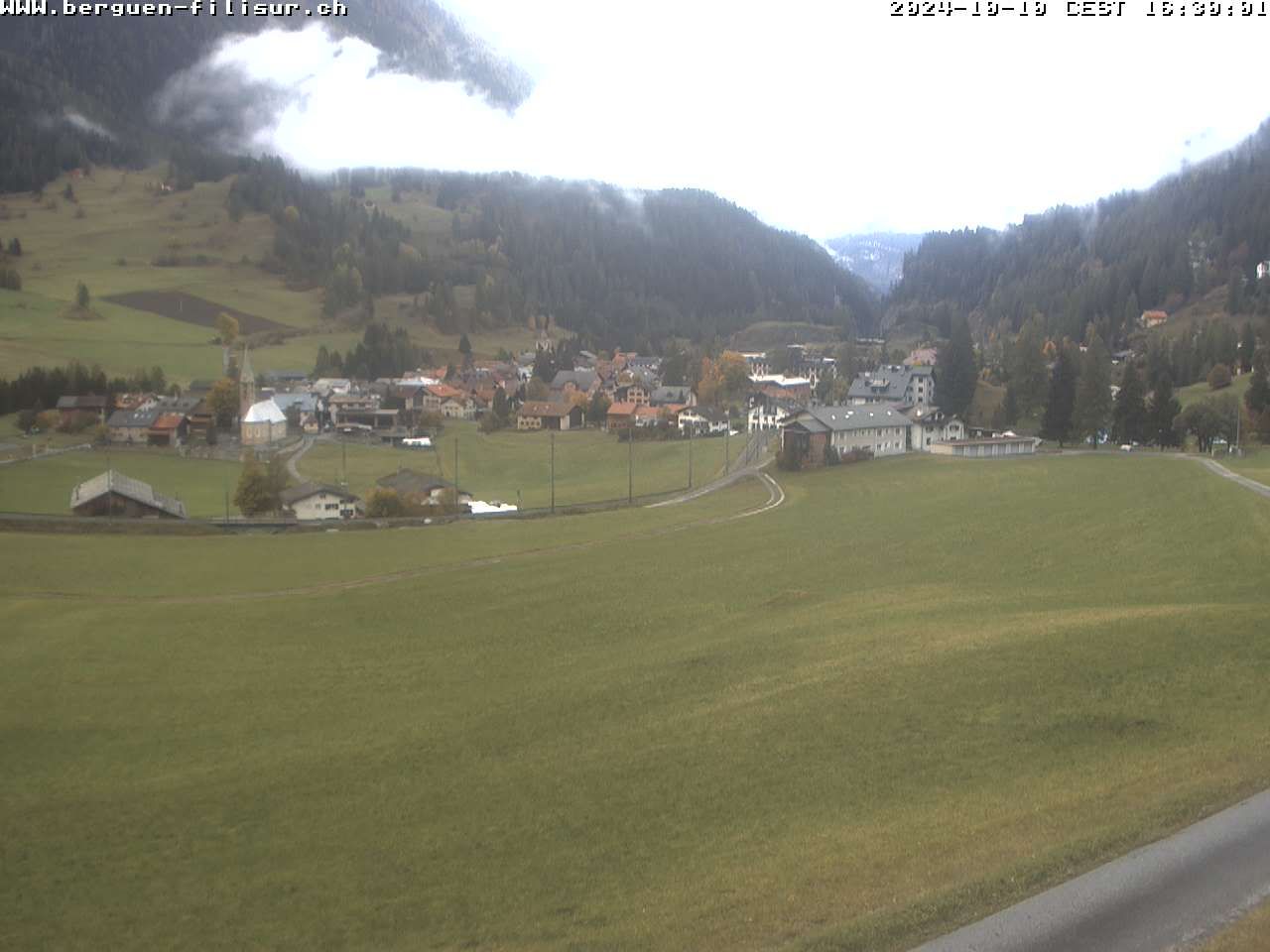 Bergün: Blick auf das Dorf und die Albulalinie