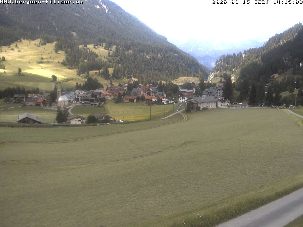 Bergün: Blick auf das Dorf und die Albulalinie