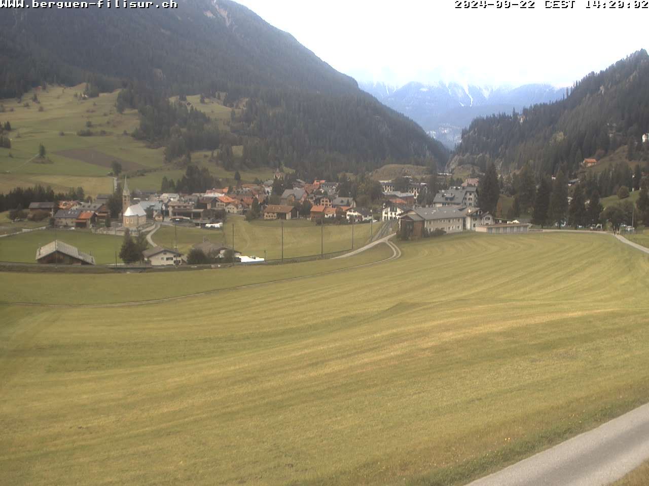 Bergün: Blick auf das Dorf und die Albulalinie