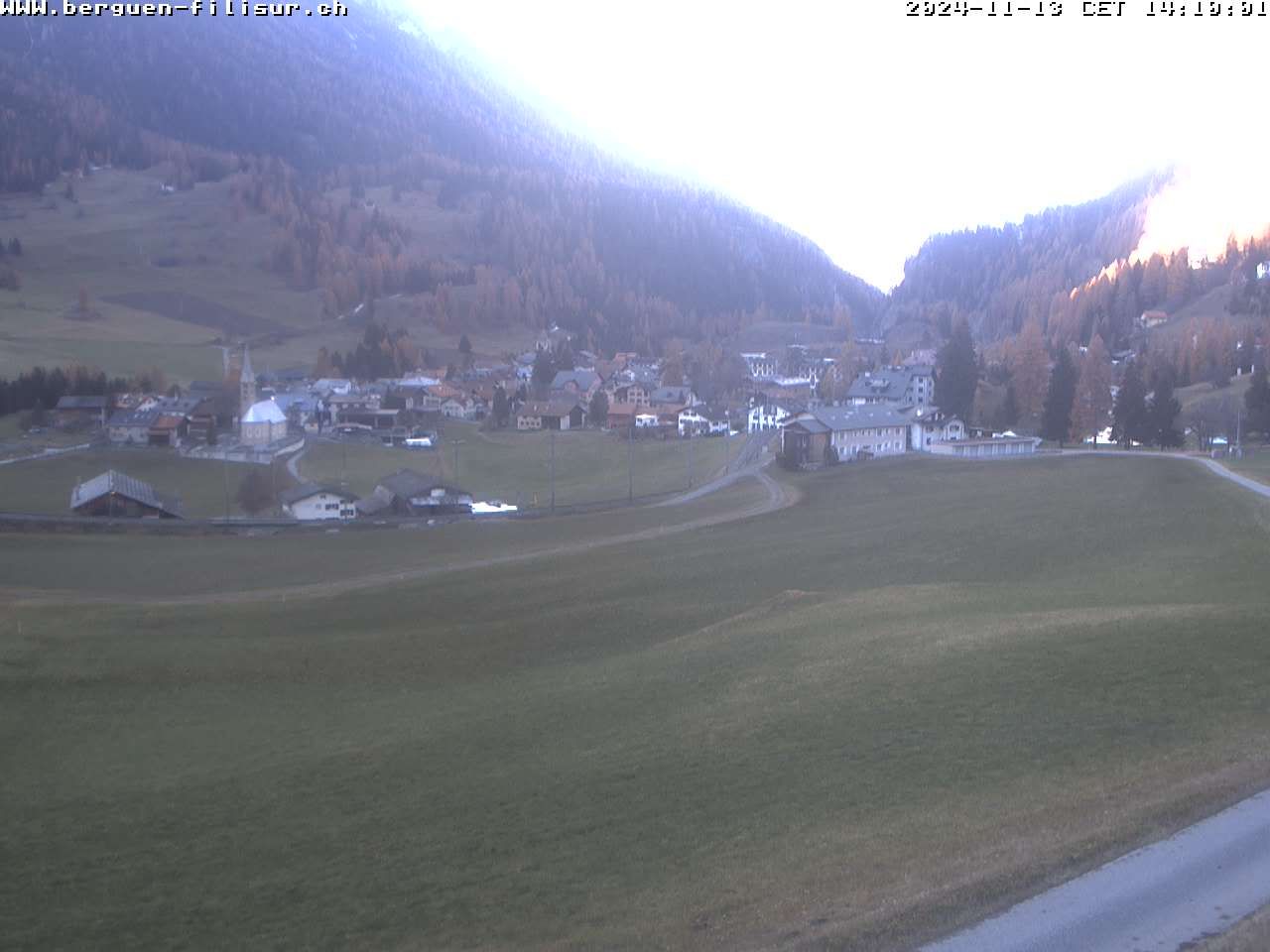 Bergün: Blick auf das Dorf und die Albulalinie