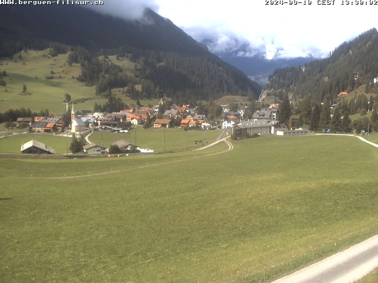 Bergün: Blick auf das Dorf und die Albulalinie