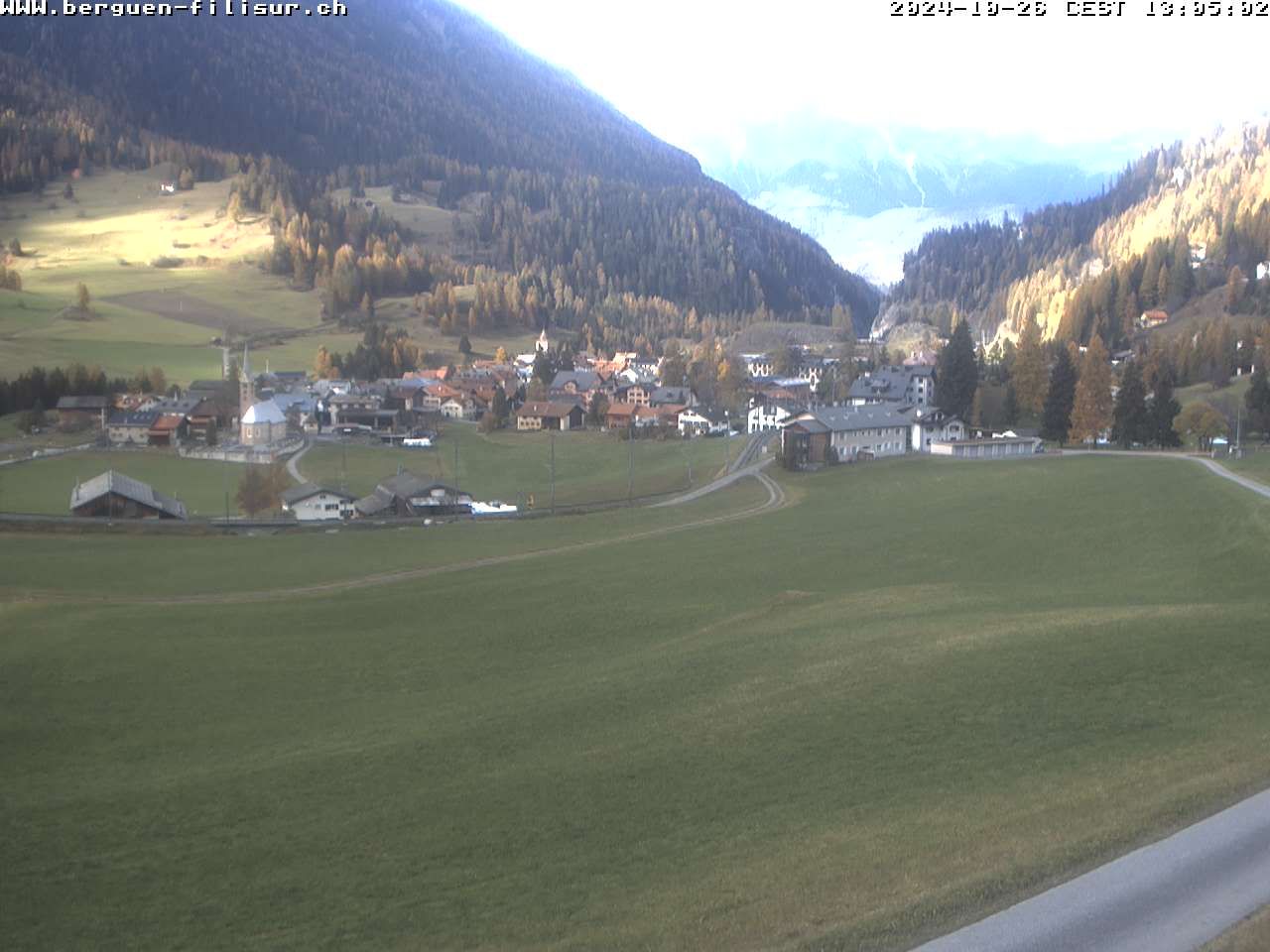 Bergün: Blick auf das Dorf und die Albulalinie