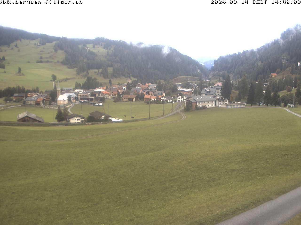 Bergün: Blick auf das Dorf und die Albulalinie