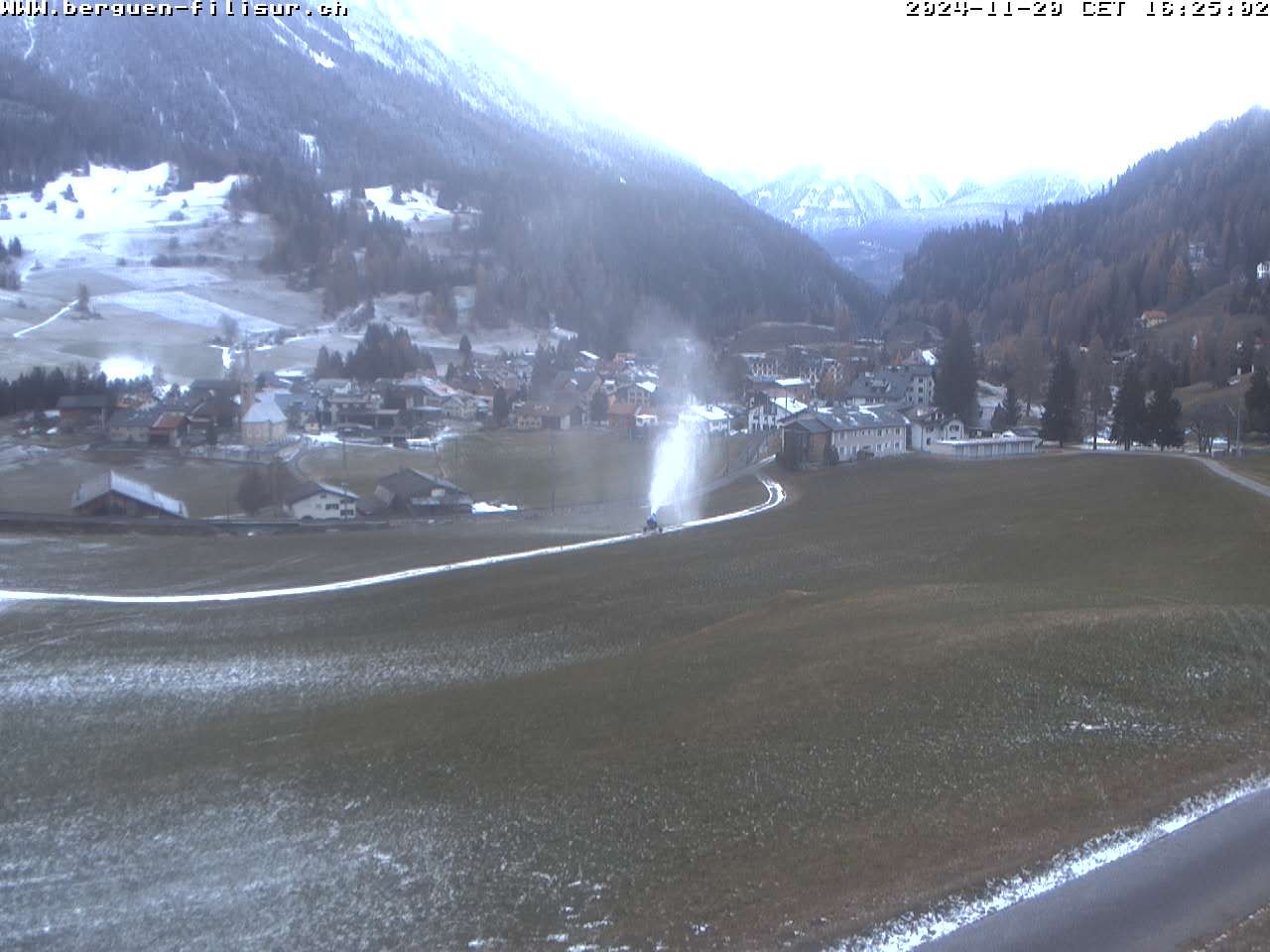 Bergün: Blick auf das Dorf und die Albulalinie