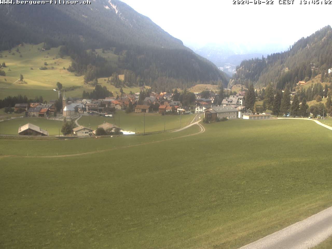 Bergün: Blick auf das Dorf und die Albulalinie