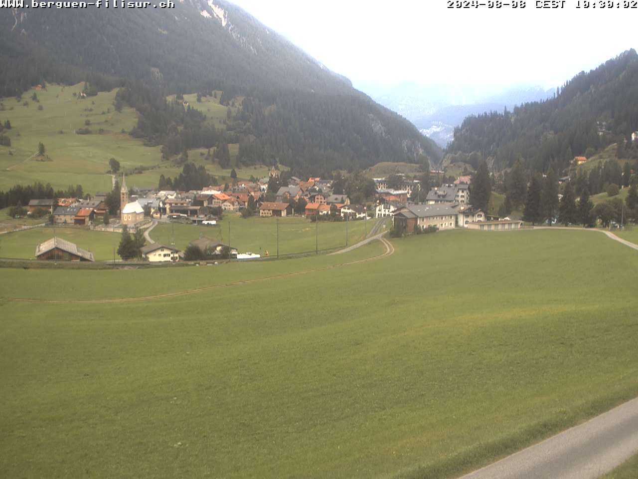 Bergün: Blick auf das Dorf und die Albulalinie